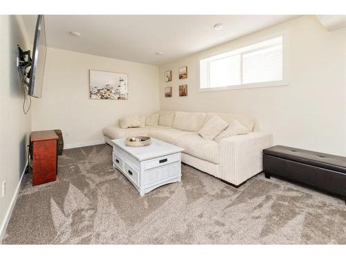 144 Hampton Crescent, Sylvan Lake, AB - Indoor Photo Showing Living Room