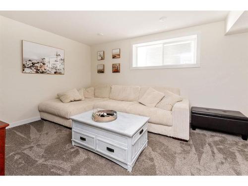 144 Hampton Crescent, Sylvan Lake, AB - Indoor Photo Showing Living Room