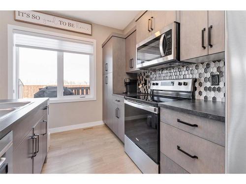 144 Hampton Crescent, Sylvan Lake, AB - Indoor Photo Showing Kitchen With Upgraded Kitchen