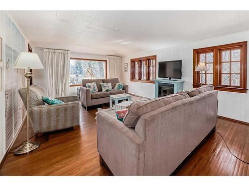 5043 48 Street, Sylvan Lake, AB - Indoor Photo Showing Living Room