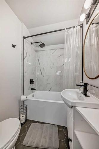 5043 48 Street, Sylvan Lake, AB - Indoor Photo Showing Bathroom