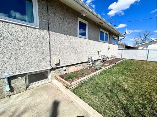 5719 40 Avenue, Stettler, AB - Outdoor With Exterior