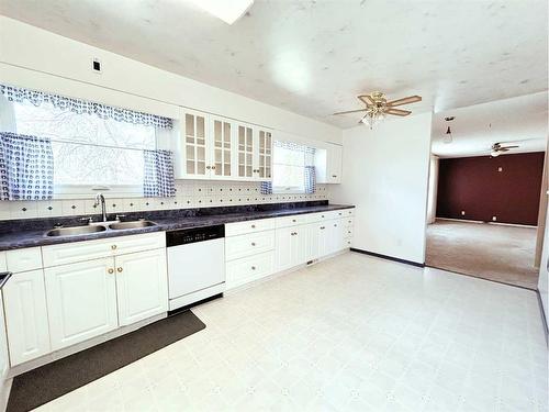 5719 40 Avenue, Stettler, AB - Indoor Photo Showing Kitchen With Double Sink