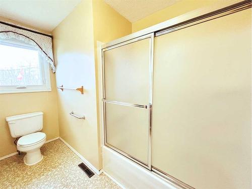 5719 40 Avenue, Stettler, AB - Indoor Photo Showing Bathroom