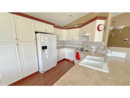 10-5202 Farrell Avenue, Red Deer, AB - Indoor Photo Showing Kitchen With Double Sink