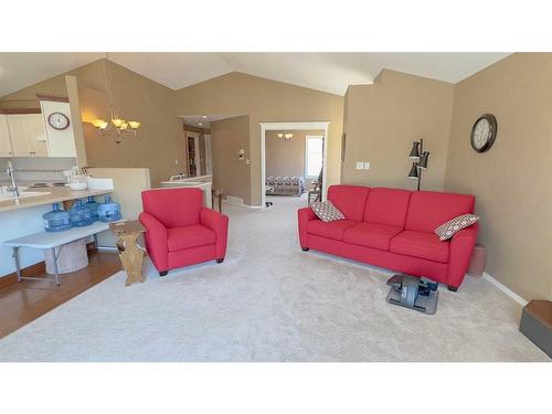 10-5202 Farrell Avenue, Red Deer, AB - Indoor Photo Showing Living Room