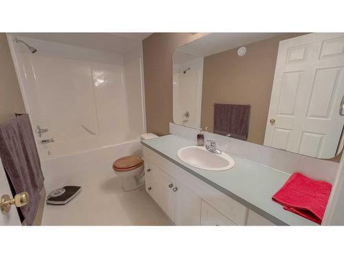 10-5202 Farrell Avenue, Red Deer, AB - Indoor Photo Showing Bathroom