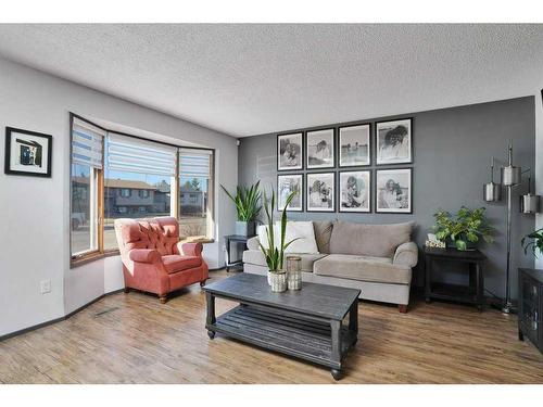 4820 44 Street, Innisfail, AB - Indoor Photo Showing Living Room