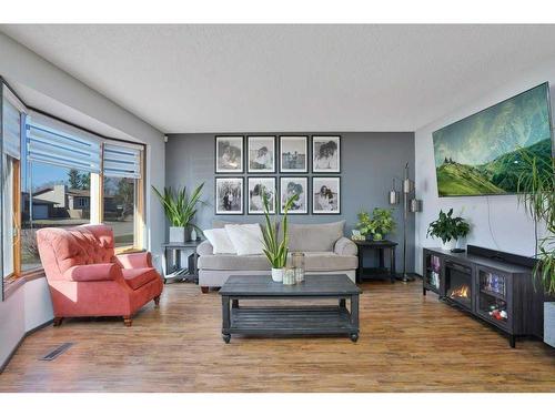 4820 44 Street, Innisfail, AB - Indoor Photo Showing Living Room