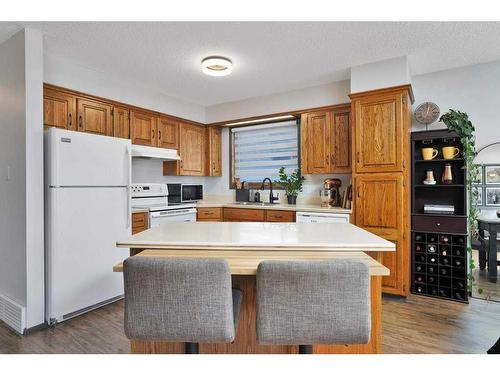 4820 44 Street, Innisfail, AB - Indoor Photo Showing Kitchen