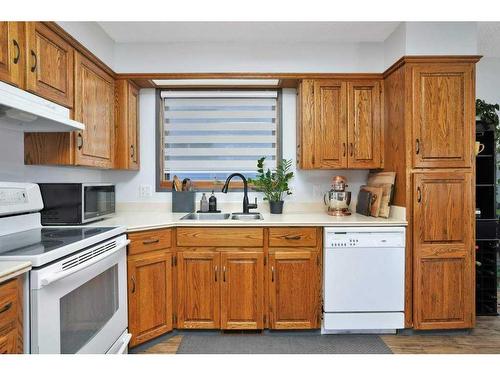 4820 44 Street, Innisfail, AB - Indoor Photo Showing Kitchen