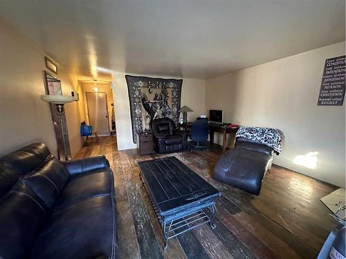 5303 51 Street, Mirror, AB - Indoor Photo Showing Living Room