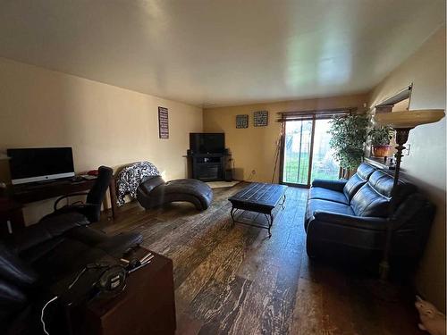 5303 51 Street, Mirror, AB - Indoor Photo Showing Living Room