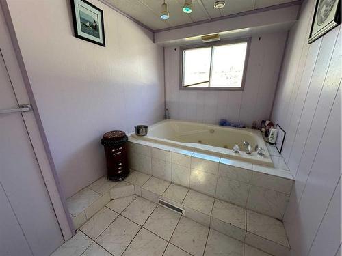 5303 51 Street, Mirror, AB - Indoor Photo Showing Bathroom