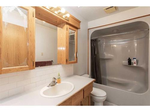 37 Morning Meadows Drive, Rural Ponoka County, AB - Indoor Photo Showing Bathroom