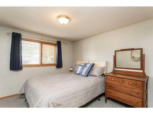 37 Morning Meadows Drive, Rural Ponoka County, AB - Indoor Photo Showing Bedroom