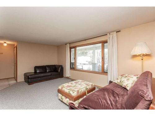 37 Morning Meadows Drive, Rural Ponoka County, AB - Indoor Photo Showing Living Room