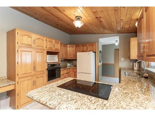 37 Morning Meadows Drive, Rural Ponoka County, AB - Indoor Photo Showing Kitchen