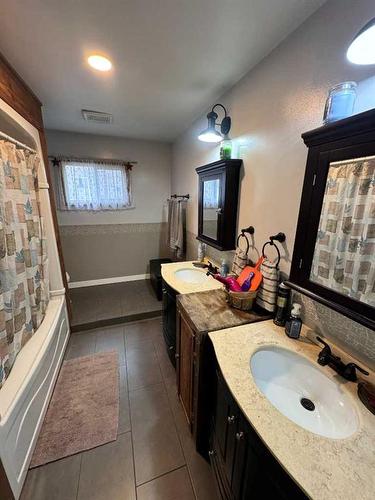 4926 49 Avenue, Bentley, AB - Indoor Photo Showing Bathroom