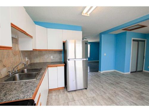 22-10 Fairbank Road, Red Deer, AB - Indoor Photo Showing Kitchen With Double Sink