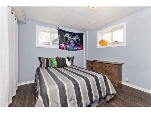 30 College Park Close, Red Deer, AB - Indoor Photo Showing Bedroom