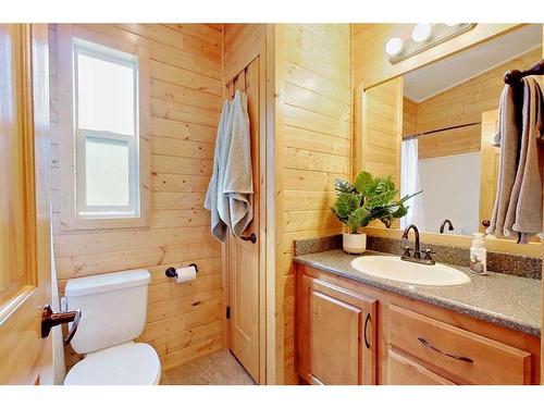 141B-10032 Township Road 422, Rural Ponoka County, AB - Indoor Photo Showing Bathroom