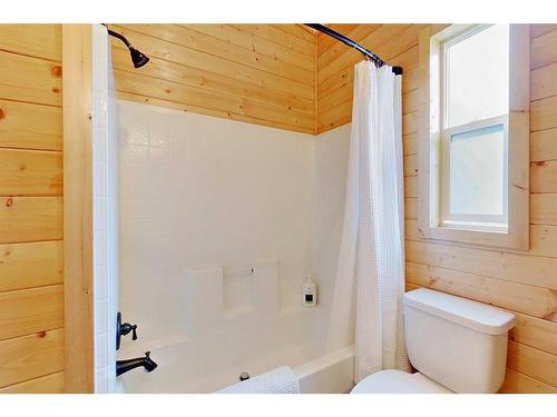 141B-10032 Township Road 422, Rural Ponoka County, AB - Indoor Photo Showing Bathroom