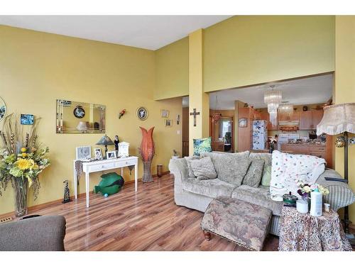 5 Wildrose Drive, Sylvan Lake, AB - Indoor Photo Showing Living Room