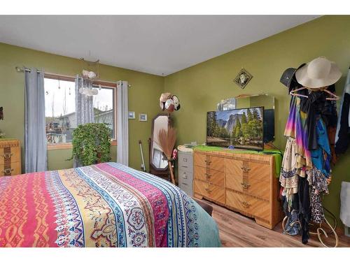 5 Wildrose Drive, Sylvan Lake, AB - Indoor Photo Showing Bedroom