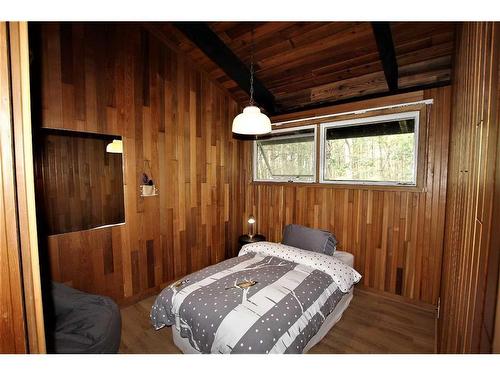 691 Fox Crescent, Sunbreaker Cove, AB - Indoor Photo Showing Bedroom