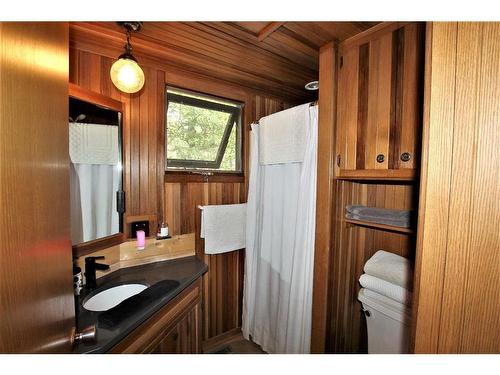 691 Fox Crescent, Sunbreaker Cove, AB - Indoor Photo Showing Bathroom