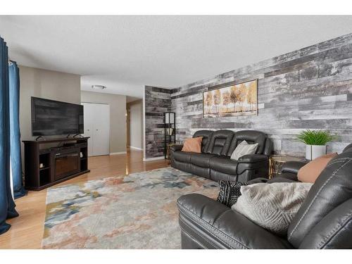 19429 Highway 13, Rural Camrose County, AB - Indoor Photo Showing Living Room