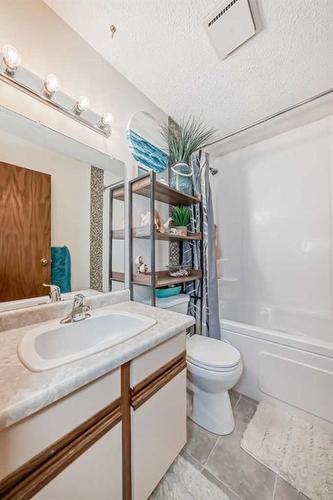 5706 45 Avenue, Lacombe, AB - Indoor Photo Showing Bathroom