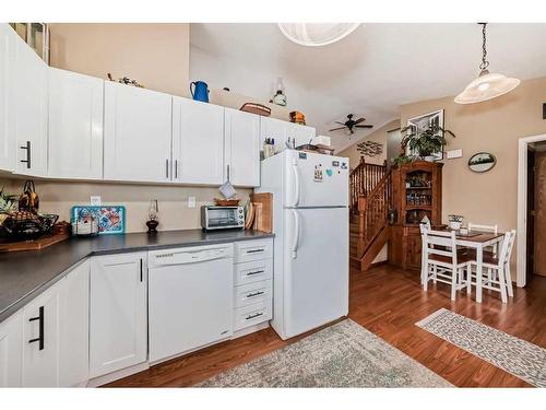 5706 45 Avenue, Lacombe, AB - Indoor Photo Showing Kitchen