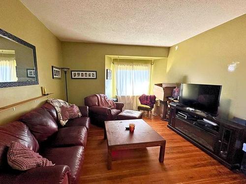 21057 Township Road 454, Rural Camrose County, AB - Indoor Photo Showing Living Room