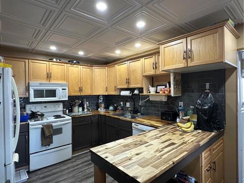 21057 Township Road 454, Rural Camrose County, AB - Indoor Photo Showing Kitchen With Double Sink