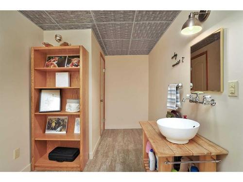 15 26540 Highway 11, Rural Red Deer County, AB - Indoor Photo Showing Bathroom