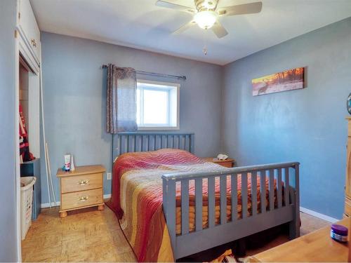 4906 51 Avenue, Bentley, AB - Indoor Photo Showing Bedroom