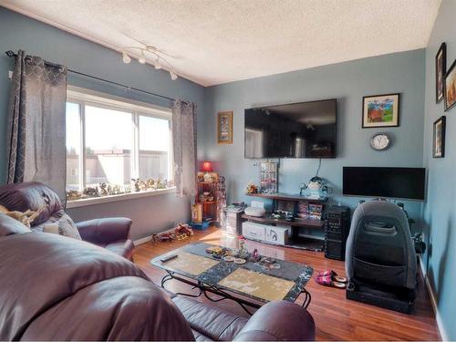 4906 51 Avenue, Bentley, AB - Indoor Photo Showing Living Room