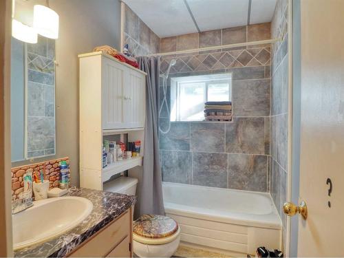 4906 51 Avenue, Bentley, AB - Indoor Photo Showing Bathroom