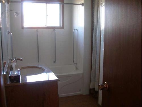 Twp Road 420 Road Ne, Rural Ponoka County, AB - Indoor Photo Showing Bathroom