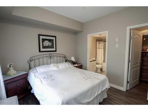 135-6 Michener Boulevard, Red Deer, AB - Indoor Photo Showing Bedroom