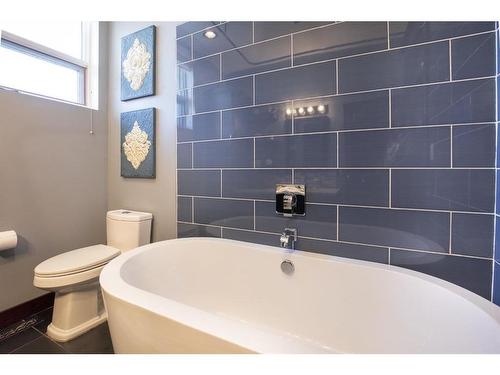 5718 50 Avenue, Lacombe, AB - Indoor Photo Showing Bathroom