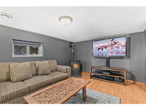 5718 50 Avenue, Lacombe, AB - Indoor Photo Showing Living Room