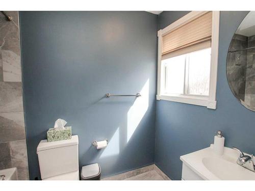 100 Good Crescent, Red Deer, AB - Indoor Photo Showing Bathroom
