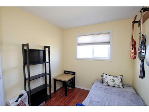 100 Good Crescent, Red Deer, AB - Indoor Photo Showing Bedroom