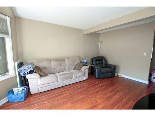 100 Good Crescent, Red Deer, AB - Indoor Photo Showing Living Room