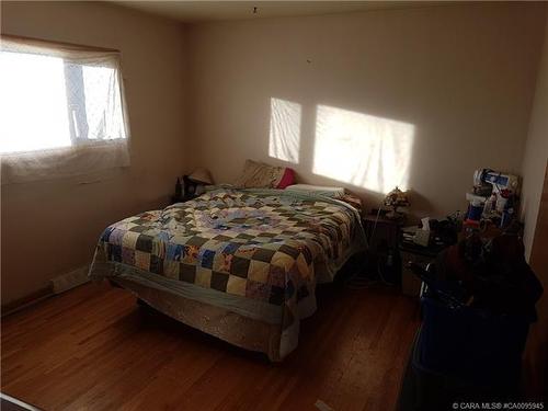 36258 Range Road 275, Rural Red Deer County, AB - Indoor Photo Showing Bedroom