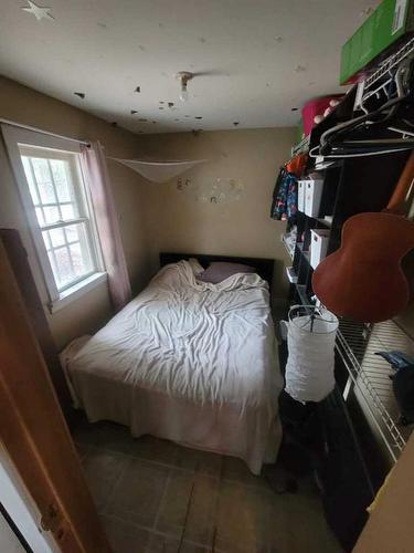 4911 42 Street, Innisfail, AB - Indoor Photo Showing Bedroom