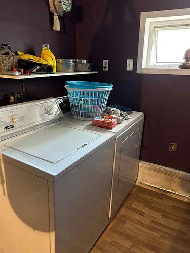4911 42 Street, Innisfail, AB - Indoor Photo Showing Laundry Room